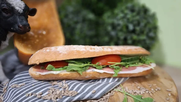 Broodje Andalusië van Good & Tasty Oostburg: een vers belegd broodje (bruin of wit) met heksenkaas, serranoham, rucola, komkommer en tomaat.