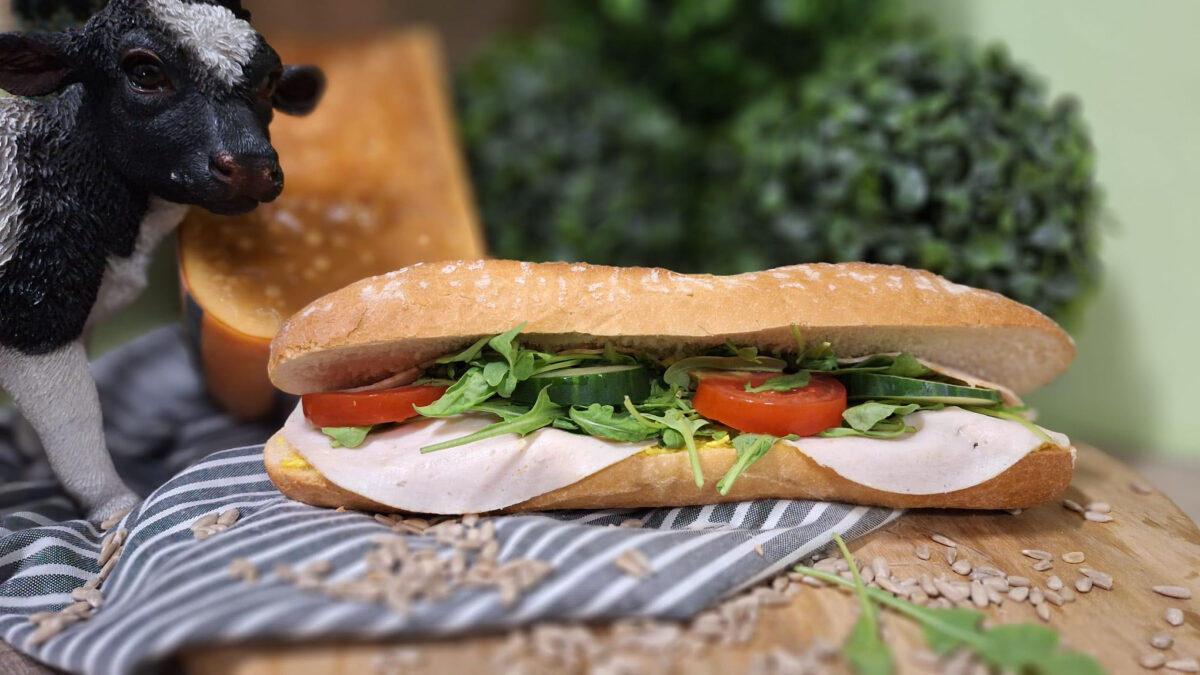Broodje Crazy Chicken: vers belegd broodje met kipfilet, kip curry salade, zonnebloempitjes, rucola, komkommer en tomaat.