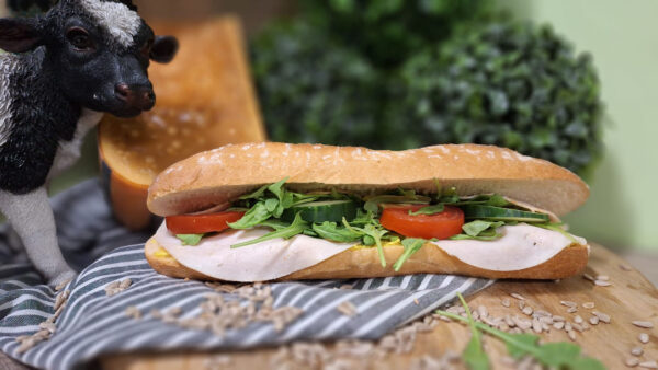 Broodje Crazy Chicken: vers belegd broodje met kipfilet, kip curry salade, zonnebloempitjes, rucola, komkommer en tomaat.