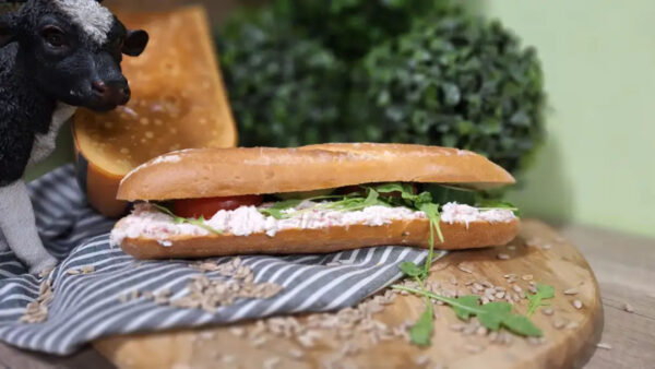 Broodje Crusty Crab: een heerlijk vers belegd broodje met krabsalade, rucola, komkommer en tomaat.