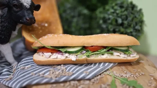 Broodje Meat Loaf: vers belegd broodje (bruin of wit) met boerenvleessalade, rucola, komkommer, tomaat en rode ui.