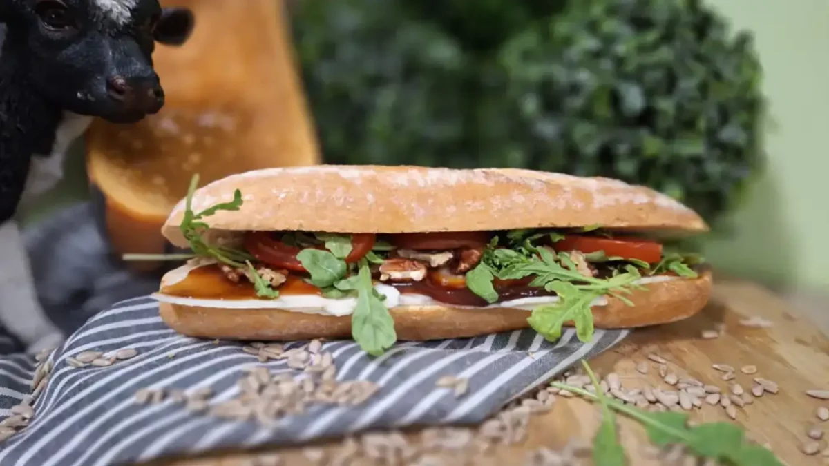 Broodje Olde Heite: vers belegd broodje met pikante geitenkaas, rucola, appelstroop, tomaat en pecannoten.