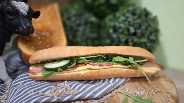 Broodje Peppa Big: een vers belegd broodje (bruin of wit) met kaas, ovengebakken spek, komkommer, mosterd-dillesaus en rucola
