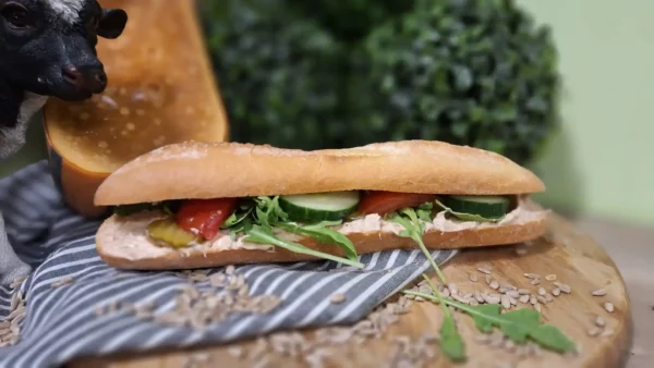 Broodje Spicy Tuna: een vers belegd broodje met tonijnsalade, rucola, komkommer, tomaat, augurk en tabasco.